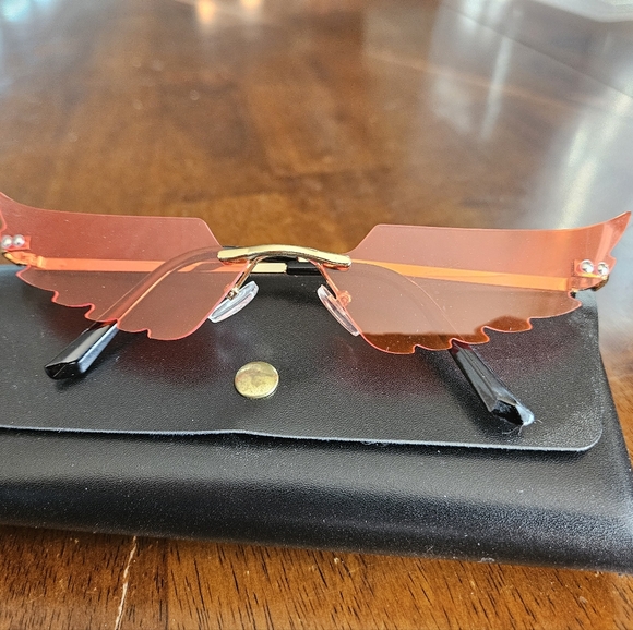 Winged Rimless Sunglasses - Picture 2 of 3